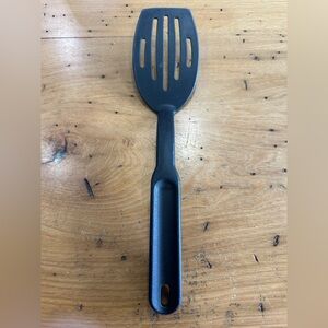 Pampered Chef Black Nylon Slotted Spatula 2351 Flipper Turner Heat Resistant USA